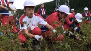 橋野地区の人たちと交流する児童