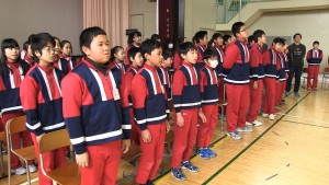 校歌を歌う釜石小学校の児童