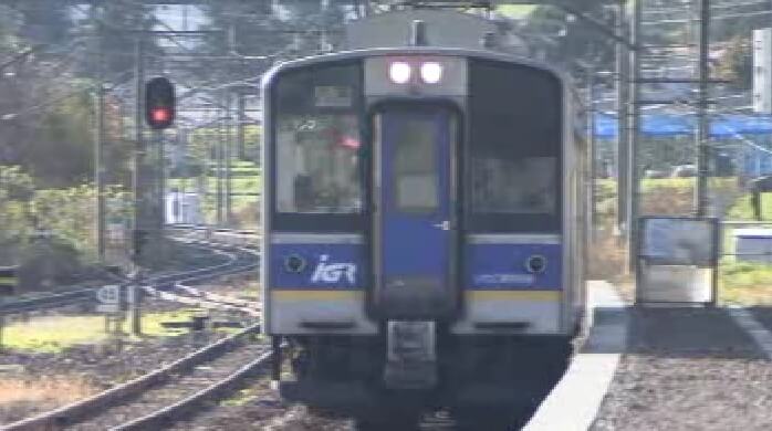遮断機上がった状態で列車が通過　ＩＧＲいわて銀河鉄道の踏切【岩手】