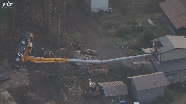 大型クレーン車が転倒　住宅の屋根を突き破る【岩手・北上市】