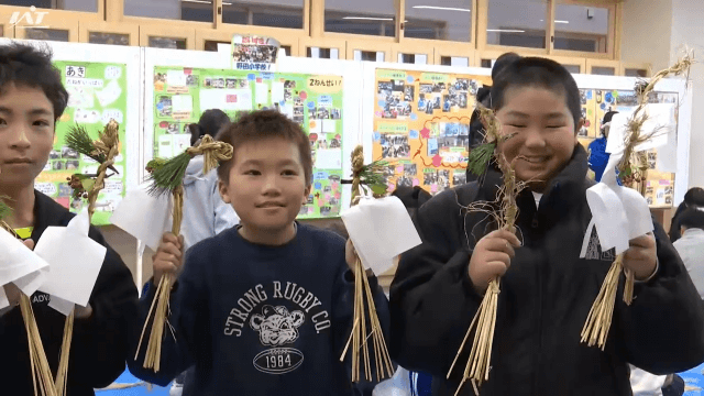 体験学習で収穫したもち米の稲わらで小学生がしめ縄作り体験【岩手・野田村】