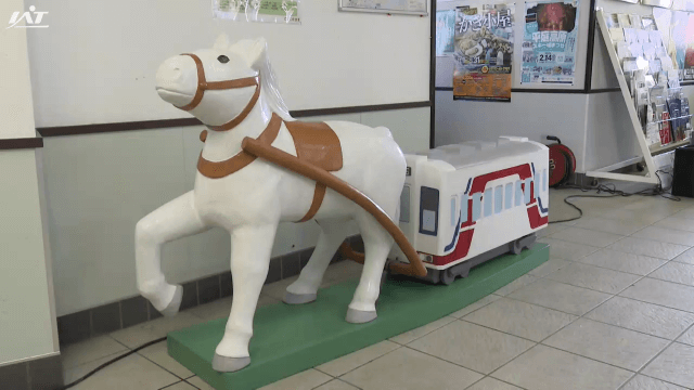 三陸鉄道宮古駅に馬の木彫りを寄贈【岩手・宮古市】