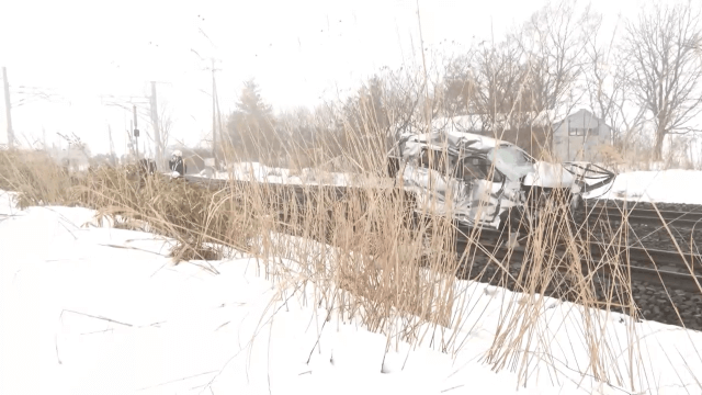 花巻市の踏切で車と列車が衝突　運転再開の見通し立たず【岩手】