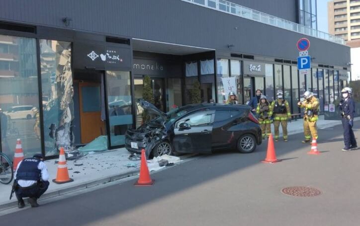 商業施設に車が衝突　店舗のガラス壁が粉々に【岩手・盛岡市】