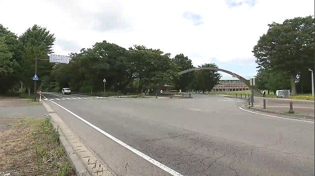 県立大学前の交差点でワゴン車とバイク衝突　バイクの男性死亡【岩手・滝沢市】
